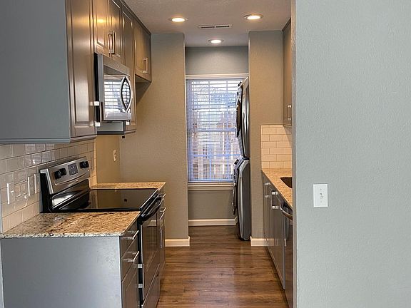 4th image of 11 Brookhollow Pl