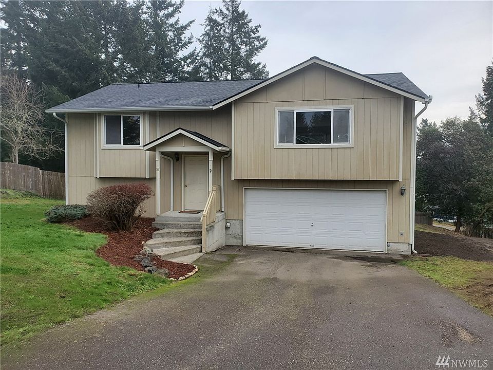 This large 1689 Sq ft home is located in Lynch Cove Heights in Belfair.