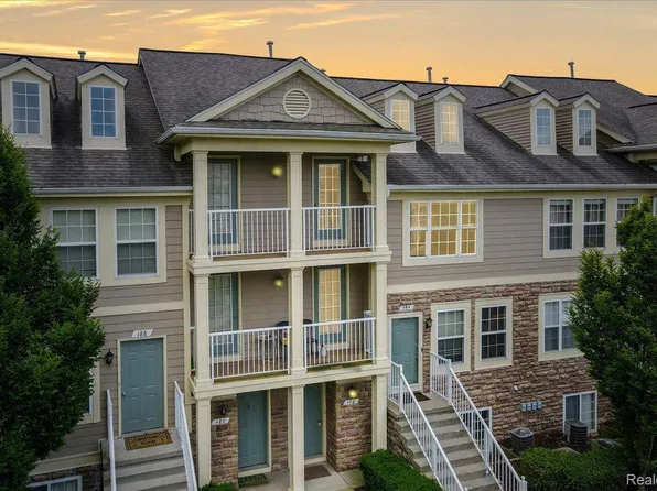 172 Park Green Dr, Lake Orion, MI 48362