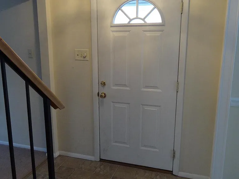2074 Lake Grove Ln — Photo 7