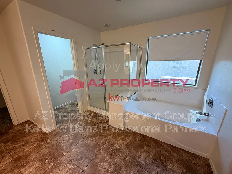 5 bed, 2.5 bath, 3694 sqft, $2,650 — Photo 3