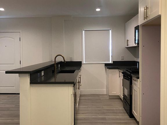 5th image of 14936 Magnolia Blvd #1