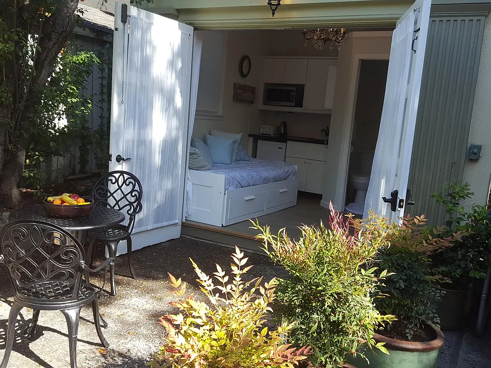 Beautiful yard as you enter the cottage