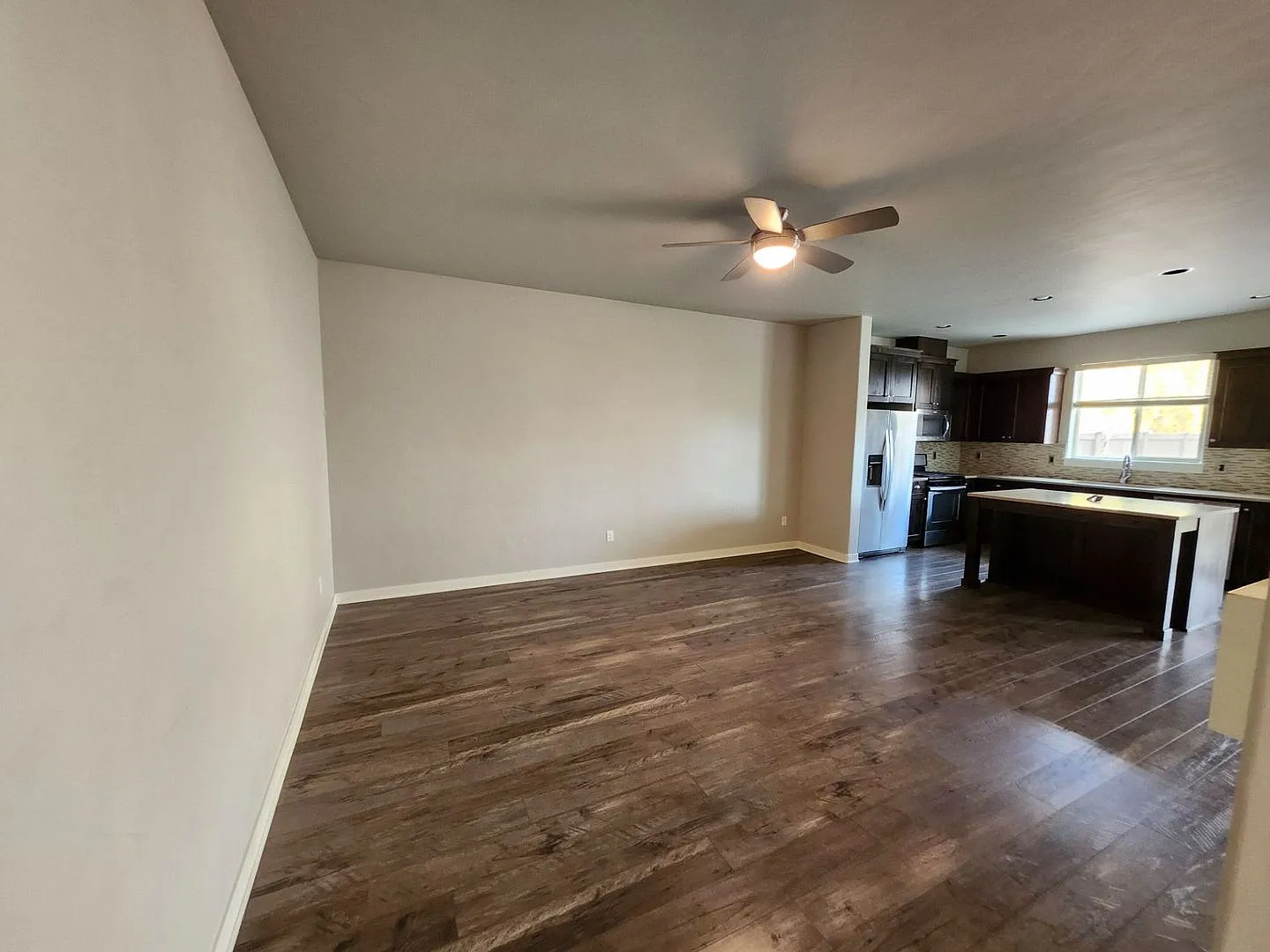 Beautiful 3 Bed/2.5 Bath Pahlisch Townhome with Fully Fenced Backyard — Photo 4