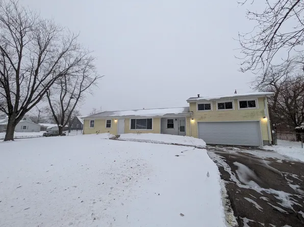 382 Pinewood Dr, Valparaiso, IN 46385