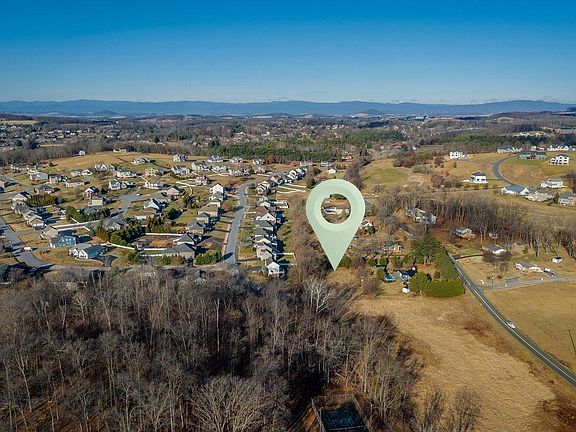 4th image of Magnolia Ridge Dr