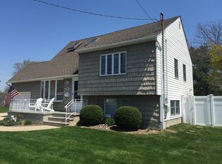 823 Pease Ln, West Islip, NY 11795