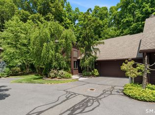 Mountain Road (800), West Hartford, CT 06117