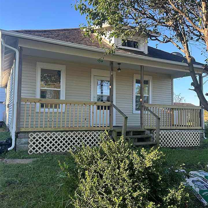 1st image of 221 W Main St