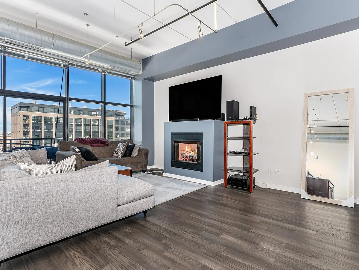 Building Photo - 1224 W Van Buren St #613