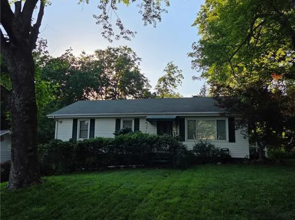 2718 Cedar Crest Ter, Independence, MO 64057
