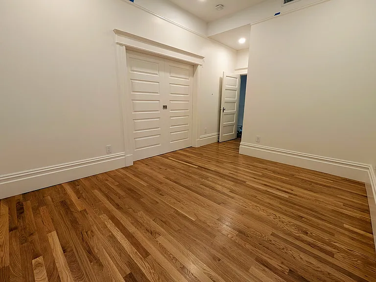 154 Tiffany Ave — Photo 3