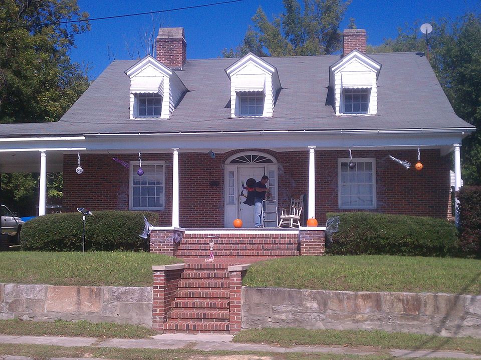 1st image of 104 E Franklin St