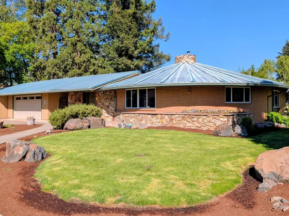 10 Donna Way, Central Pt, OR 97502