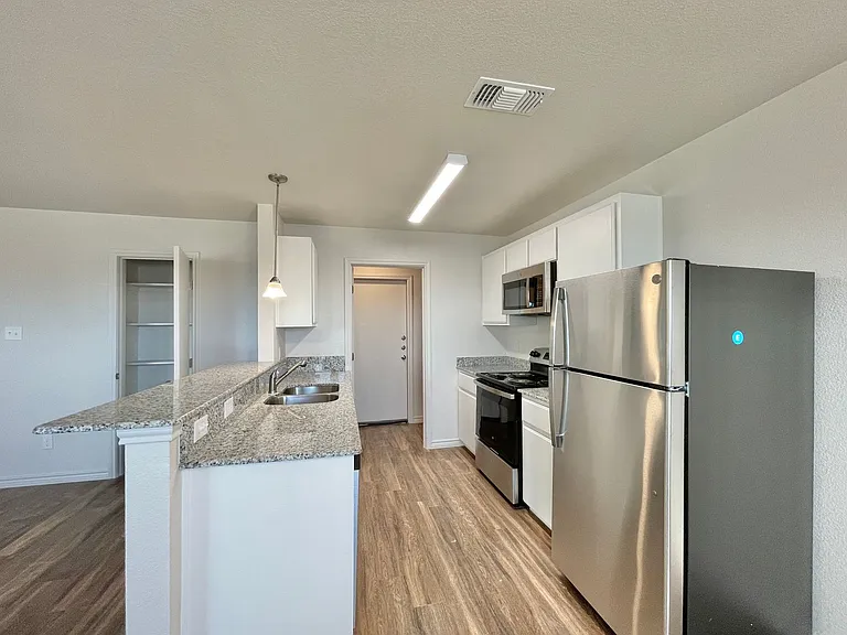 1708 Castroville Trl — Photo 34