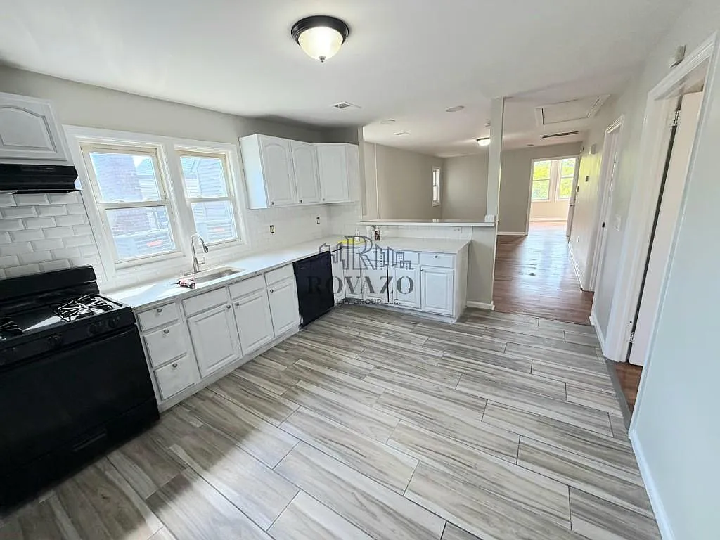 Building Photo - 114 Seymour Ave #3A