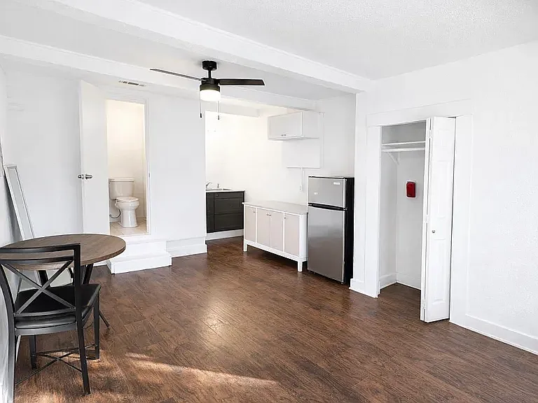 928 S Windomere Ave #C — Photo 4