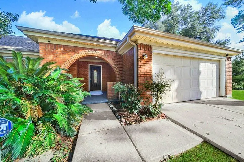 3 bed, 2.0 bath, 2353 sqft, $2,290 — Photo 2