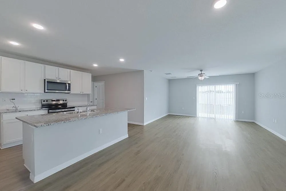 5 bed, 3.0 bath, 2370 sqft, $2,495 — Photo 2
