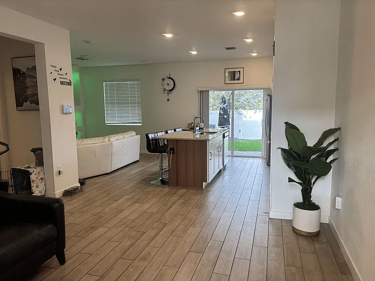 831 SE 16th Ct — Photo 4