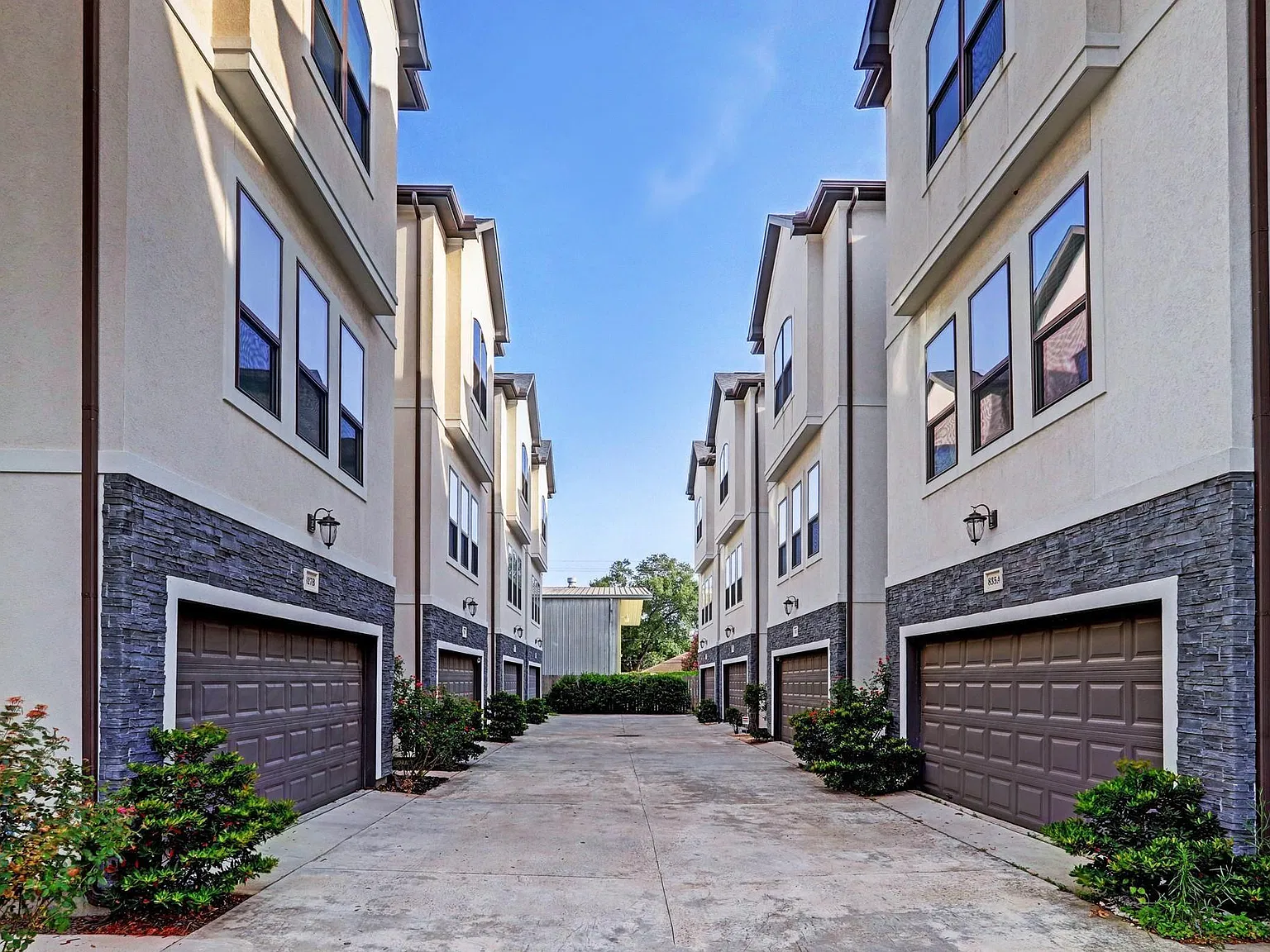 3 bed, 3.5 bath, 2456 sqft, $3,400 — Photo 2