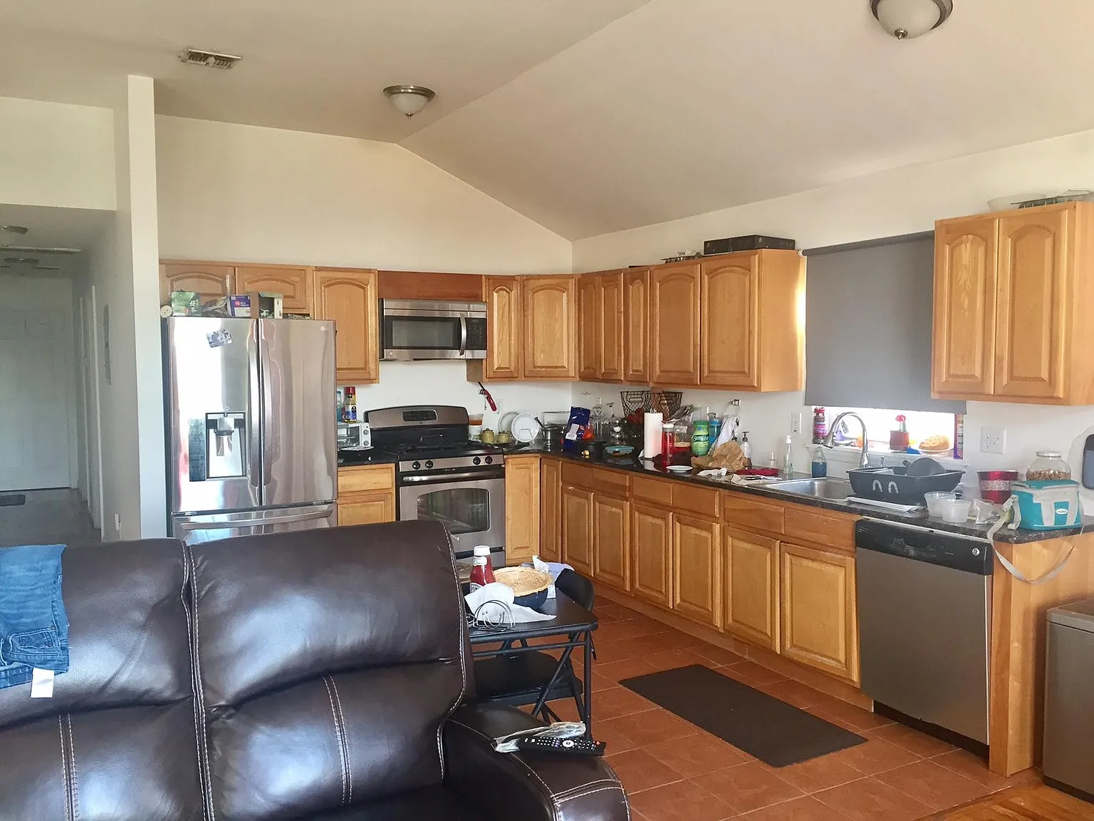 3 bed, 1300 sqft, $3,000 — Photo 2