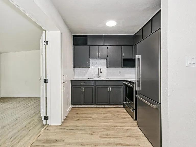 206 Edison Dr — Photo 8