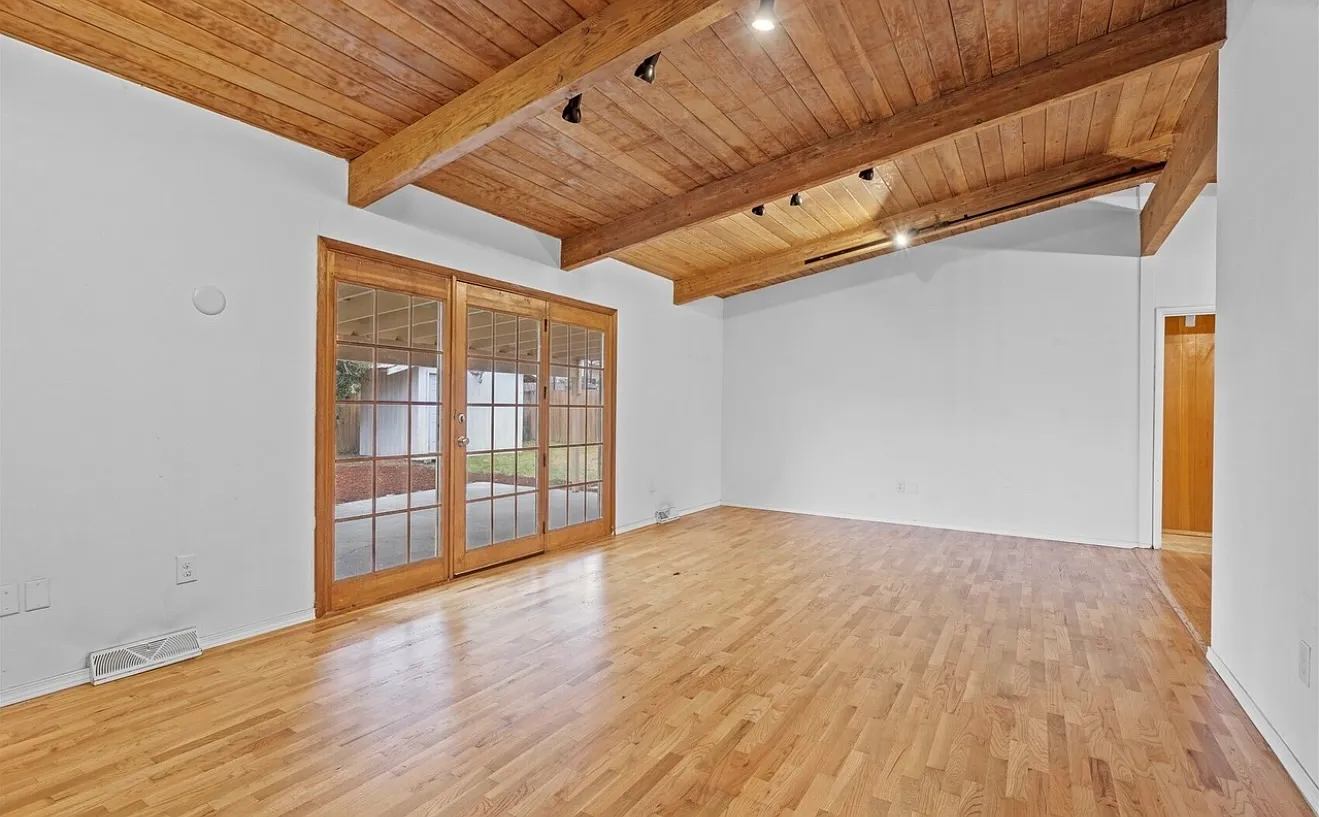8 bed, 2868 sqft, $650 — Photo 2