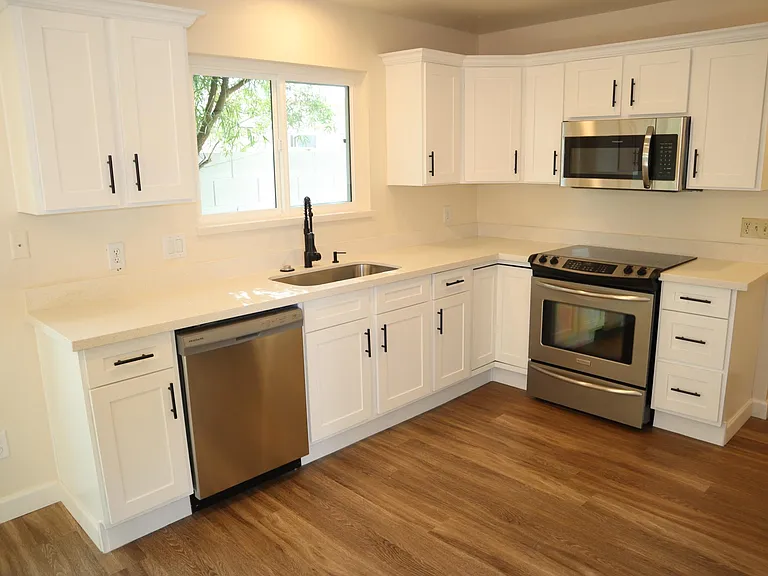 1449 E Kerry Ln — Photo 6