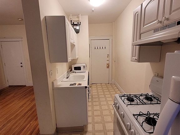3rd image of 60 Queensberry St APT 2