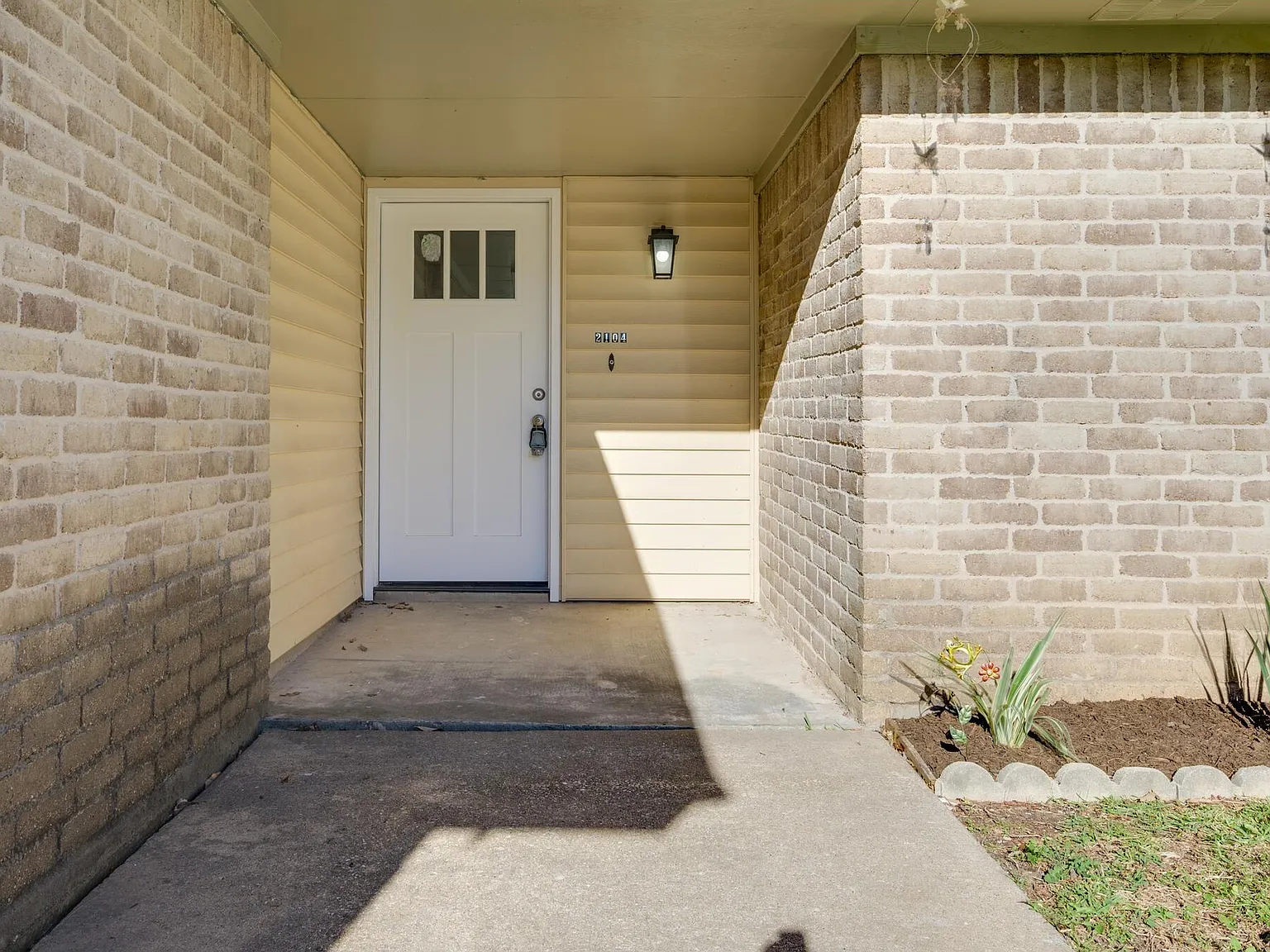 3 bed, 2.0 bath, 1254 sqft, $2,000 — Photo 2