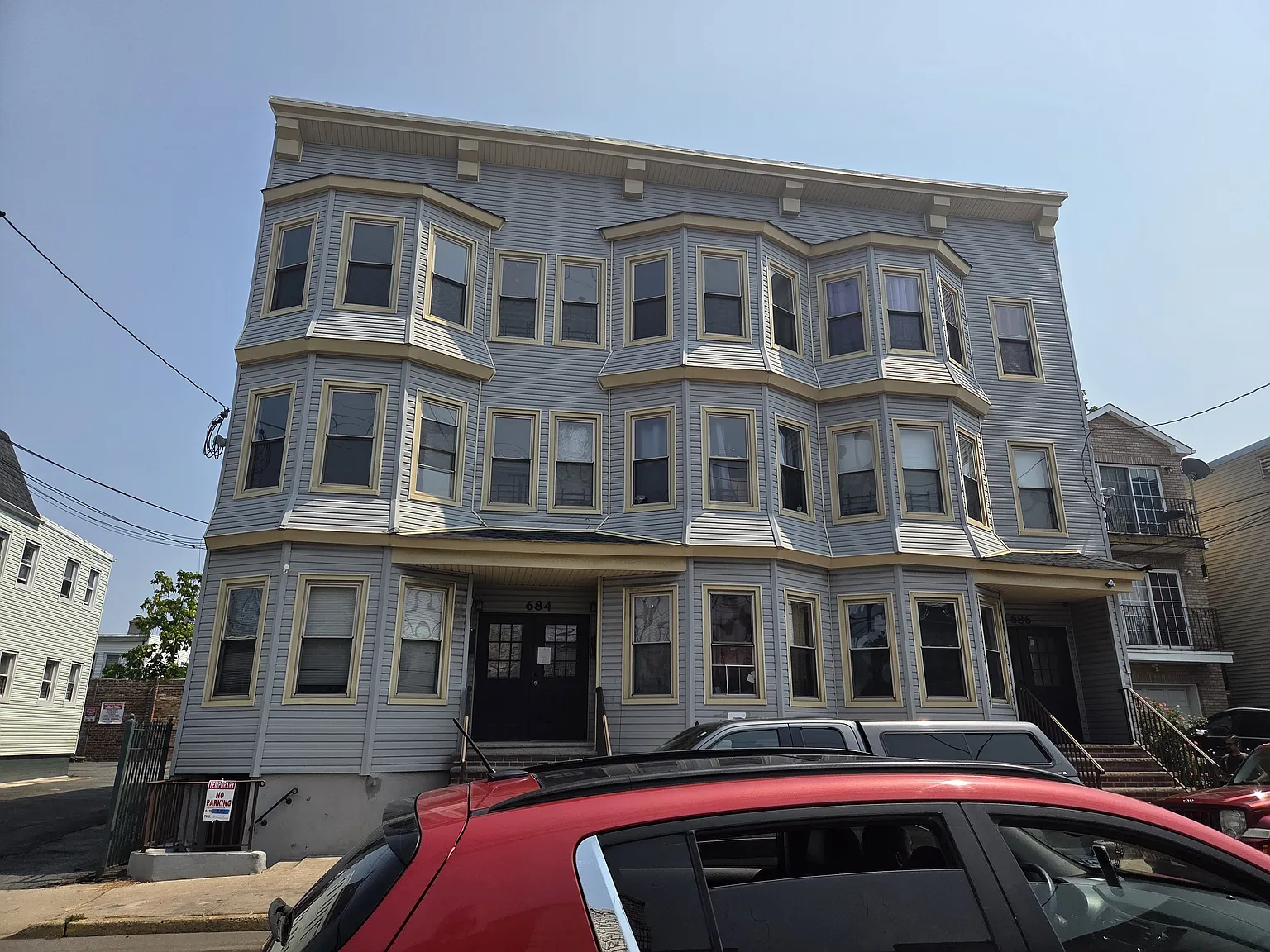 2 bed, 900 sqft, $1,900 — Photo 1