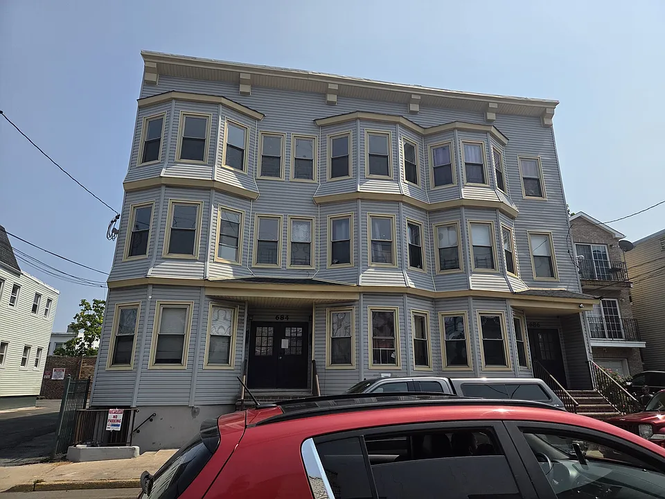 684 Grove St #3L