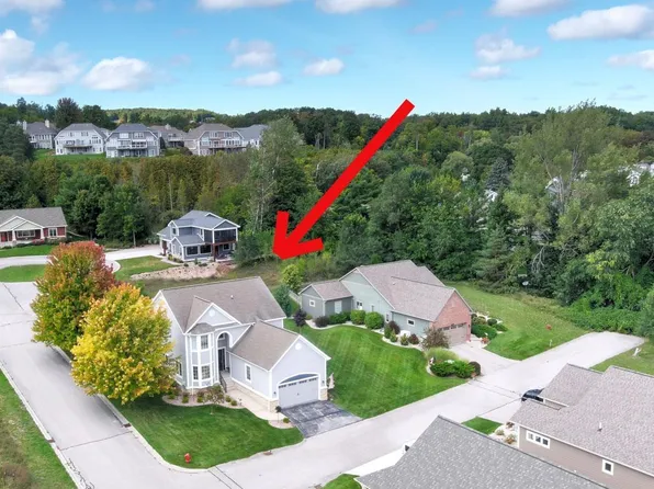 130 W Summerset Ct, Suttons Bay, MI 49682