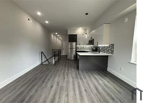 4 bed, 1150 sqft, $2,220 — Photo 4
