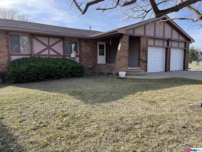 3 bed, 3.0 bath, 2594 sqft, $2,300 — Photo 1