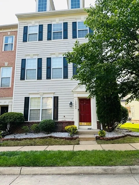 3 bed, 2376 sqft, $2,900 — Photo 2