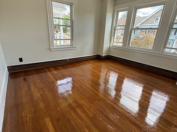 3rd image of 9 Logan St Floor 2