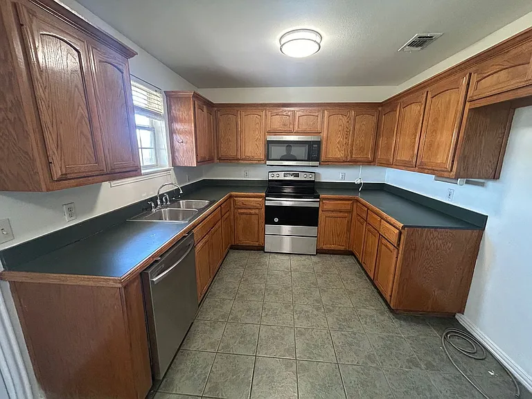 1001 Brookhaven Dr — Photo 14