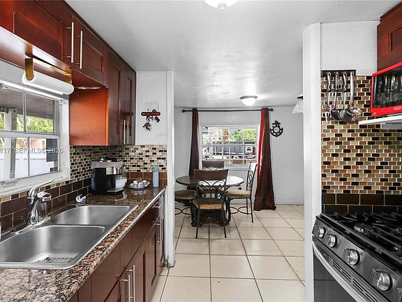 5th image of 827 SW 128th Ave