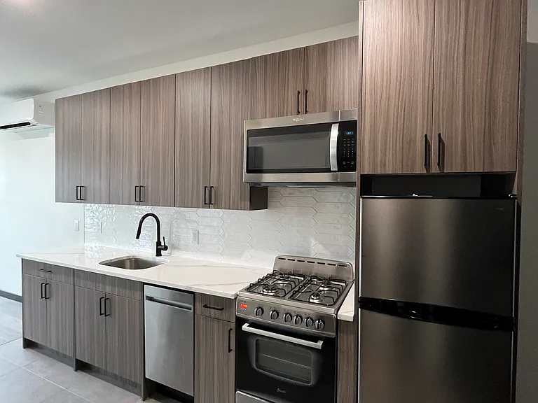 130-132 Mallory Ave #209 — Photo 6