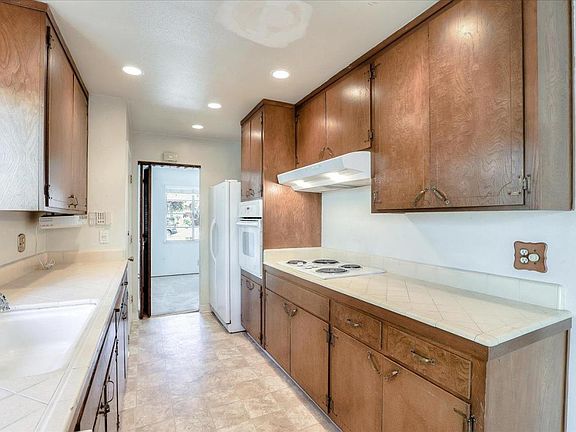 5th image of 5994 Pilgrim Ave