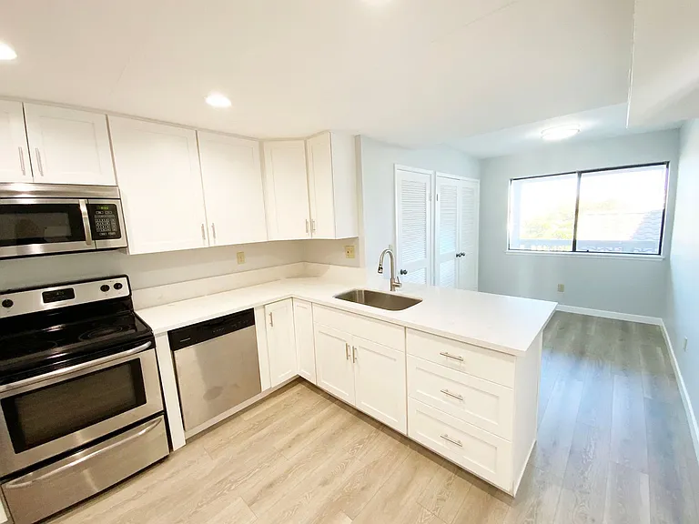 80 Kingston Ct W — Photo 13