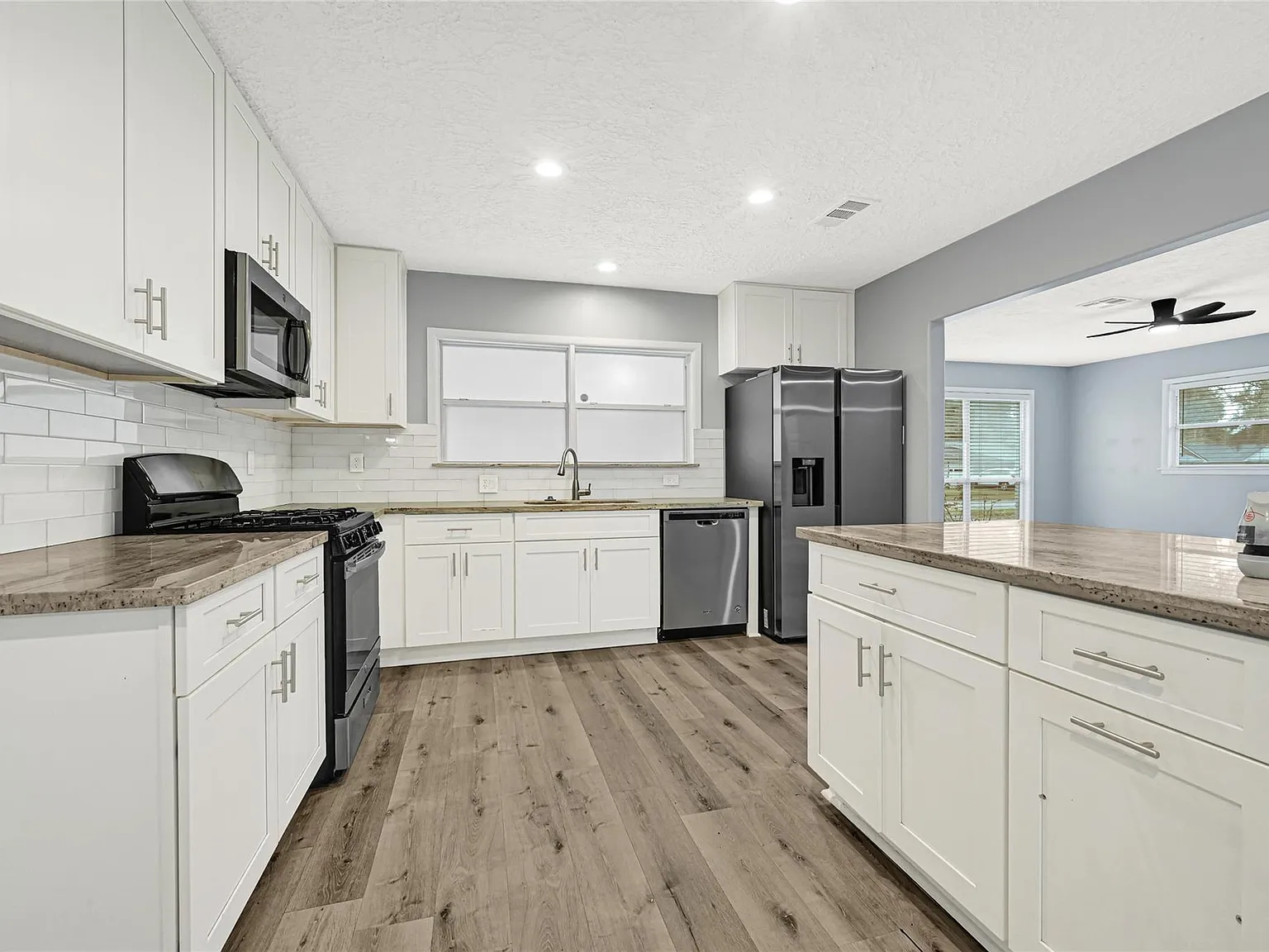 3 bed, 2.0 bath, 1227 sqft, $2,200 — Photo 4