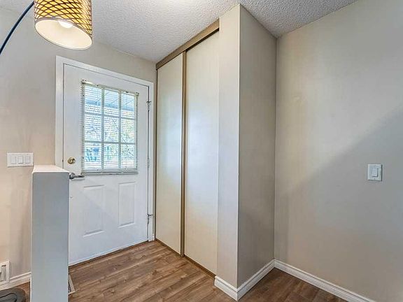 2nd image of 552 E Queenston Gdns SE