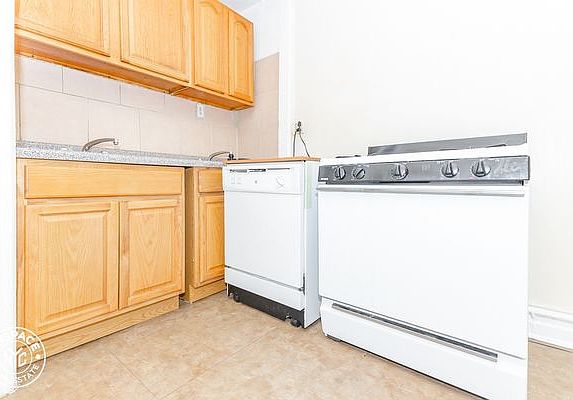 2nd image of 377 Montgomery St #K59