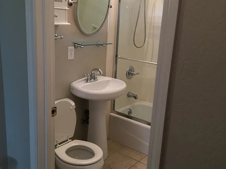 Guest bathroom.
