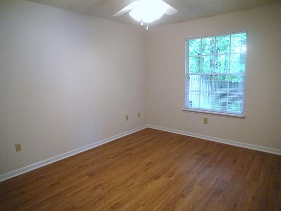 Spacious master bedroom off back of townhouse-split bedrm pl
