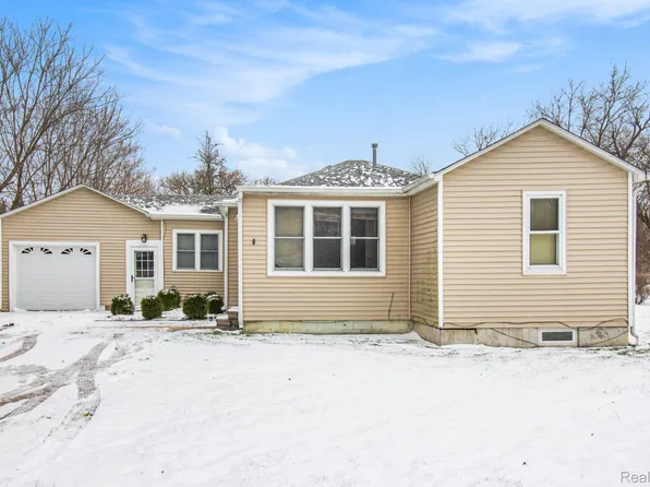 2107 Howe Rd, Burton, MI 48519