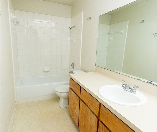 5th image of 3302 Hereford Ln